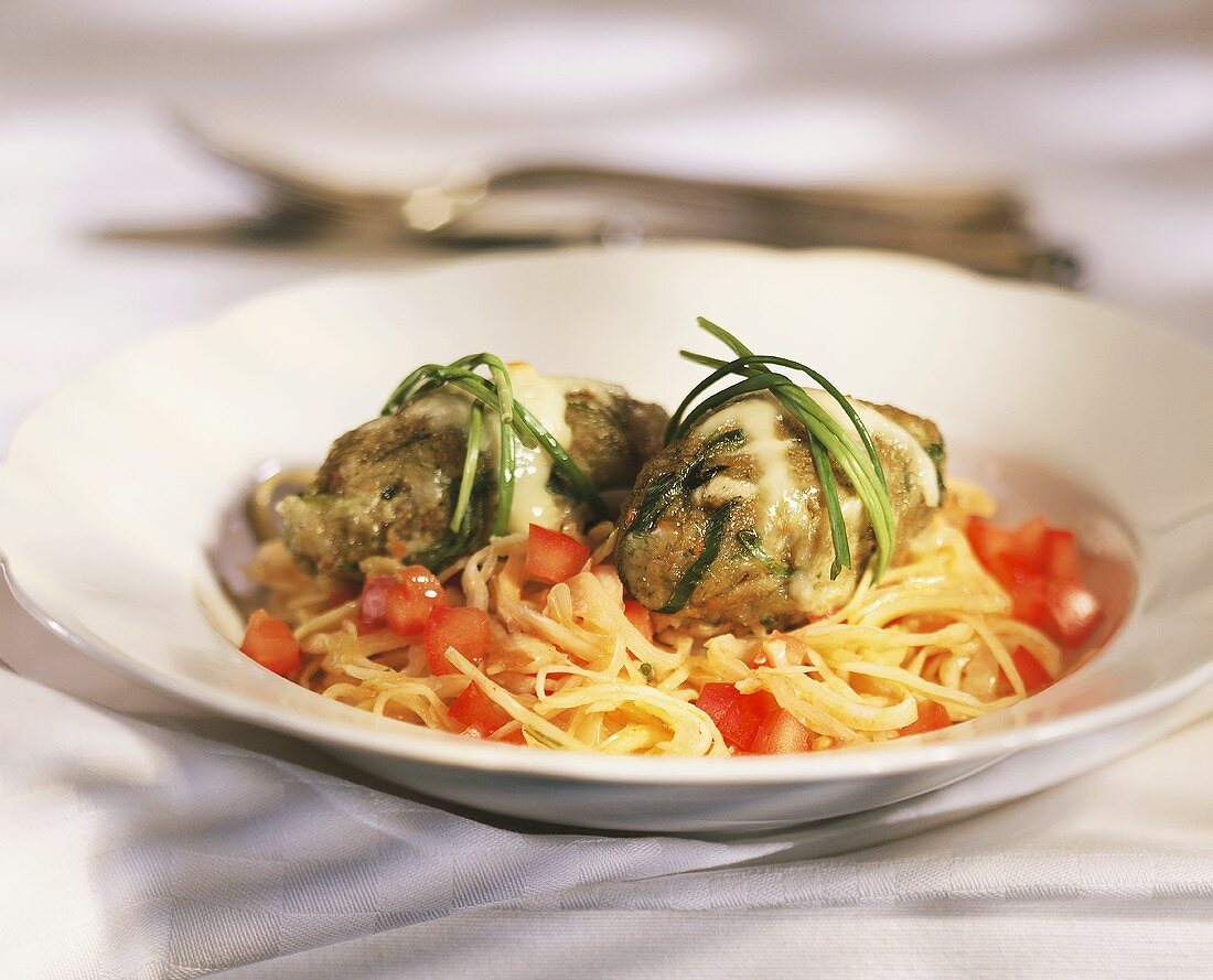 Grünkernklösschen auf Weisskohl mit Tomaten