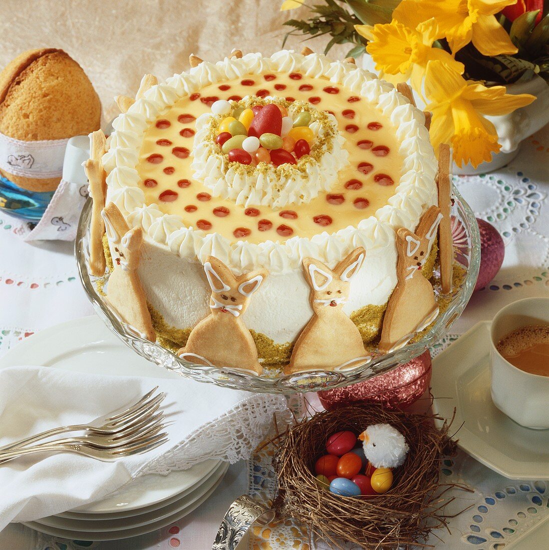 Ostertorte mit Osterhasen und Zuckereiern verziert