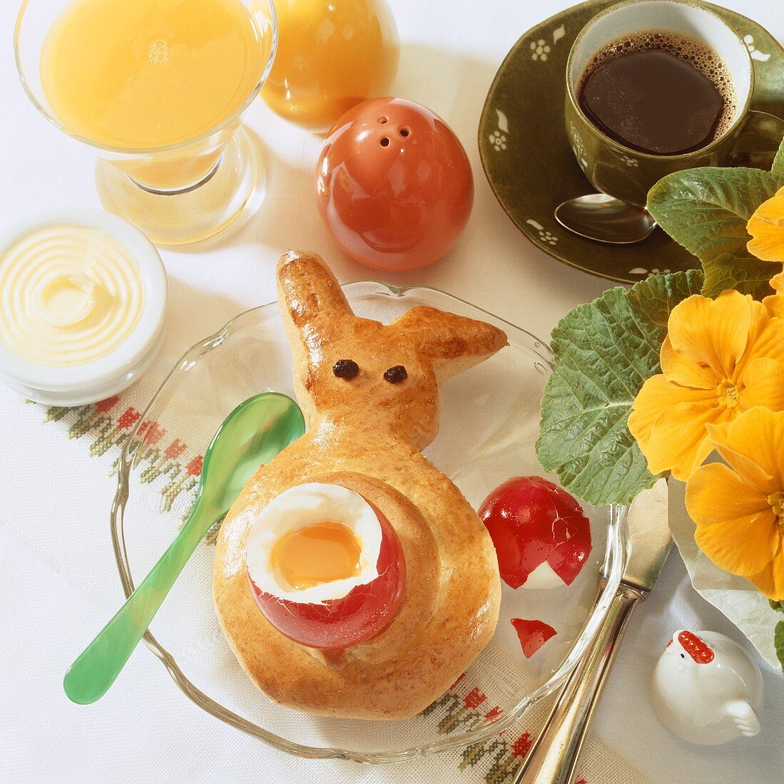 Osterfrühstück mit weichgekochtem Ei und Hefegebäck