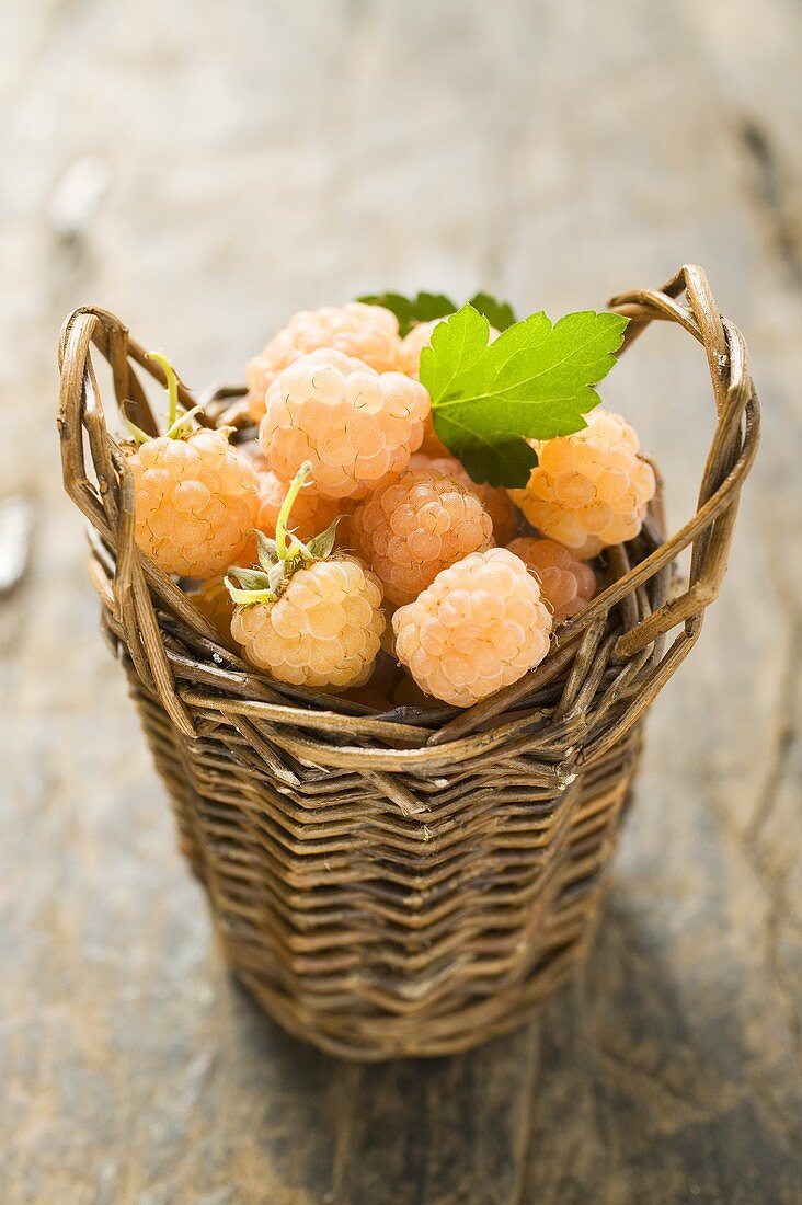 Gelbe Himbeeren in kleinem Korb