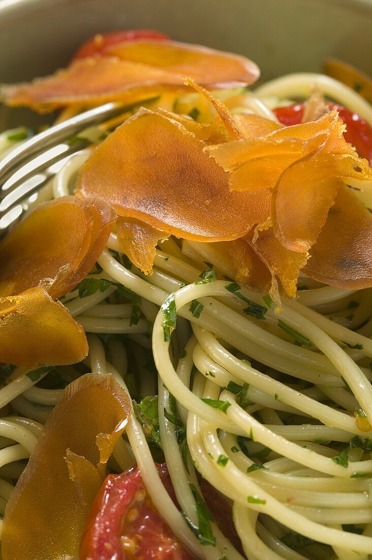 Spaghetti mit Bresaola und Tomaten (Nahaufnahme)