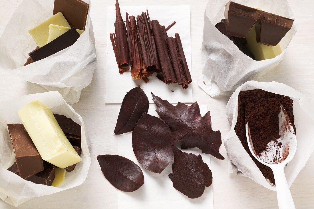 Schokoladenstilleben mit Kakaopulver