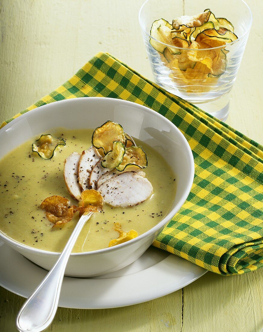 Kürbis-Zucchini-Suppe mit Gemüsechips und Hähnchenbrust