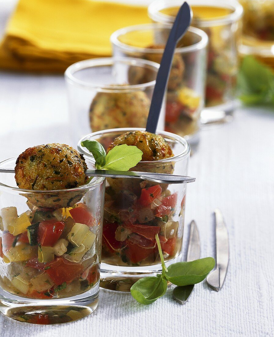 Hackbällchen auf Tomaten-Gurken-Salat in Gläsern