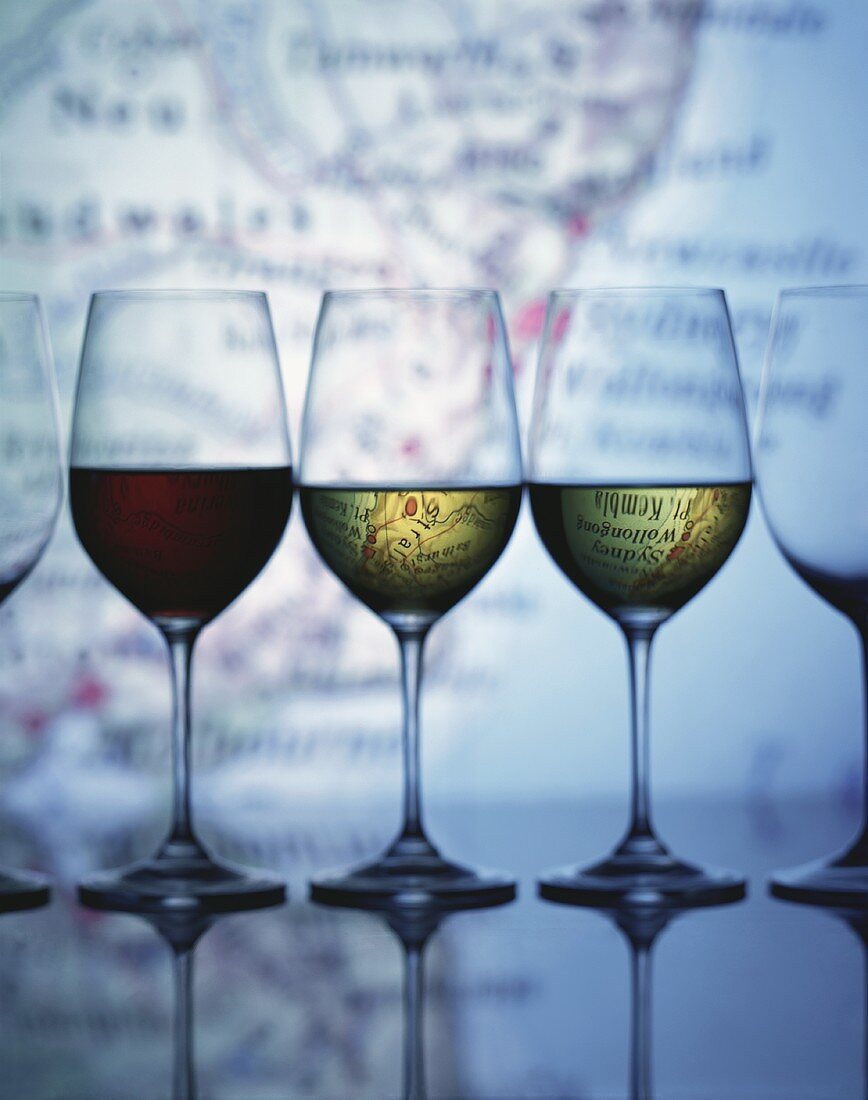 Verschiedene Gläser Weißwein und Rotwein aus Australien
