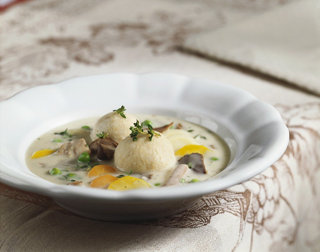 Gänsesuppe mit Gemüse und Klössen