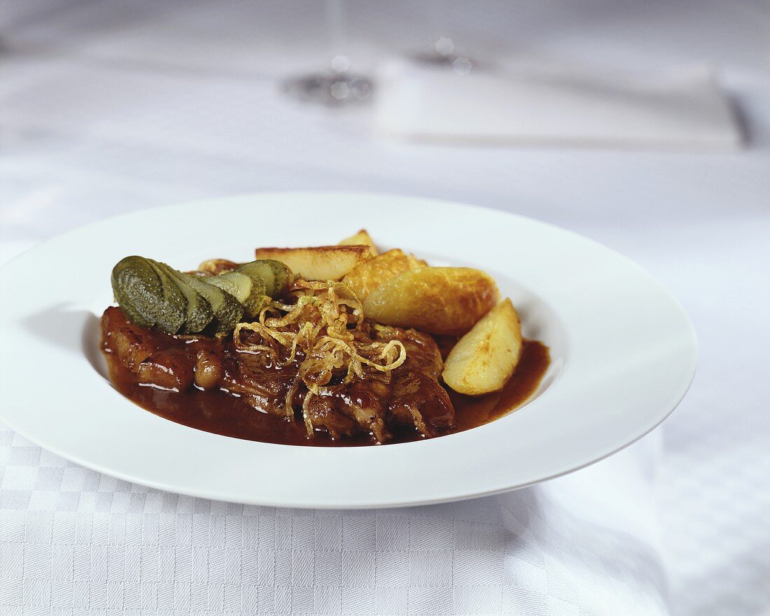 Zwiebelrostbraten mit Bratkartoffeln und Essiggurken