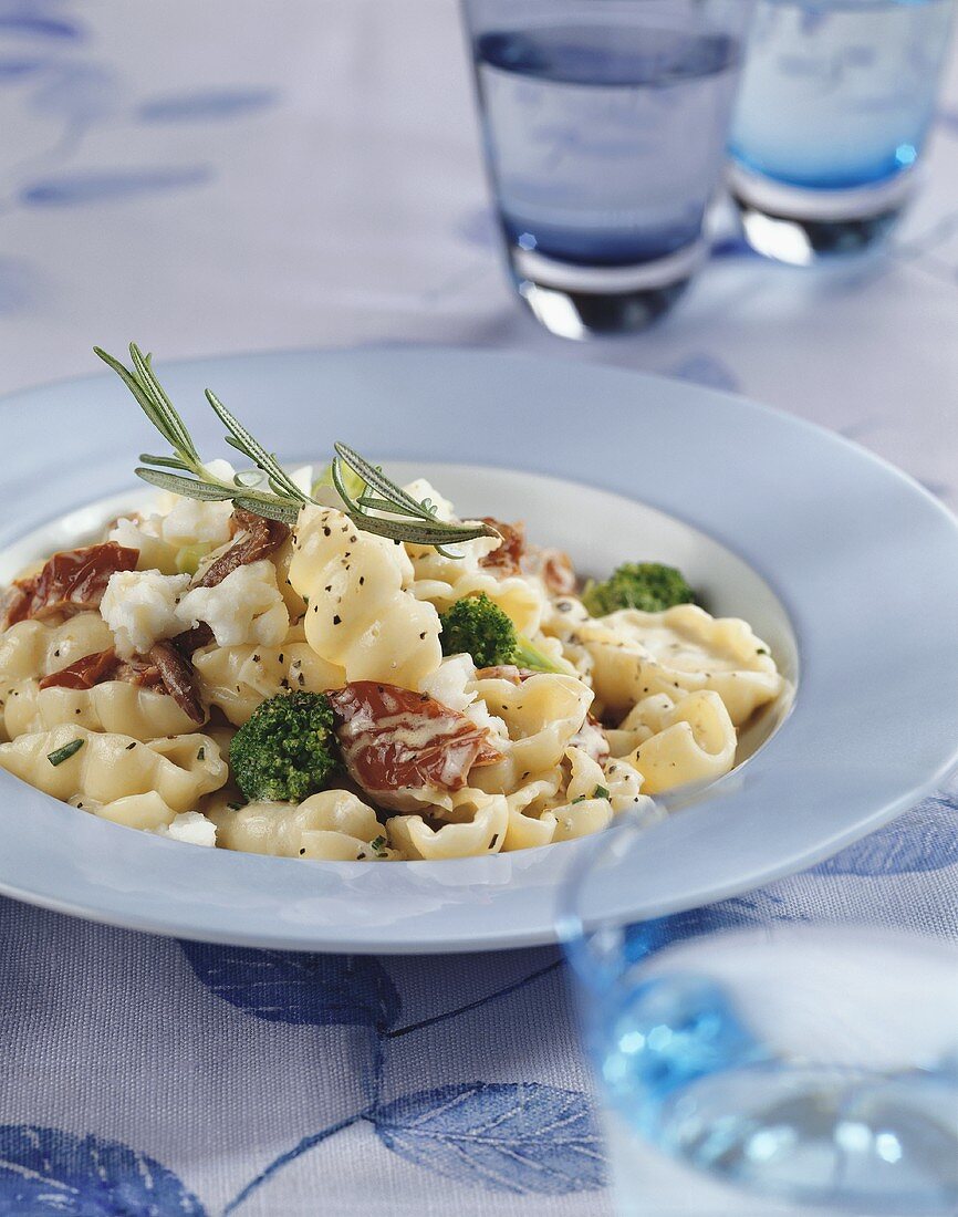 Pasta with dried tomatoes and broccoli