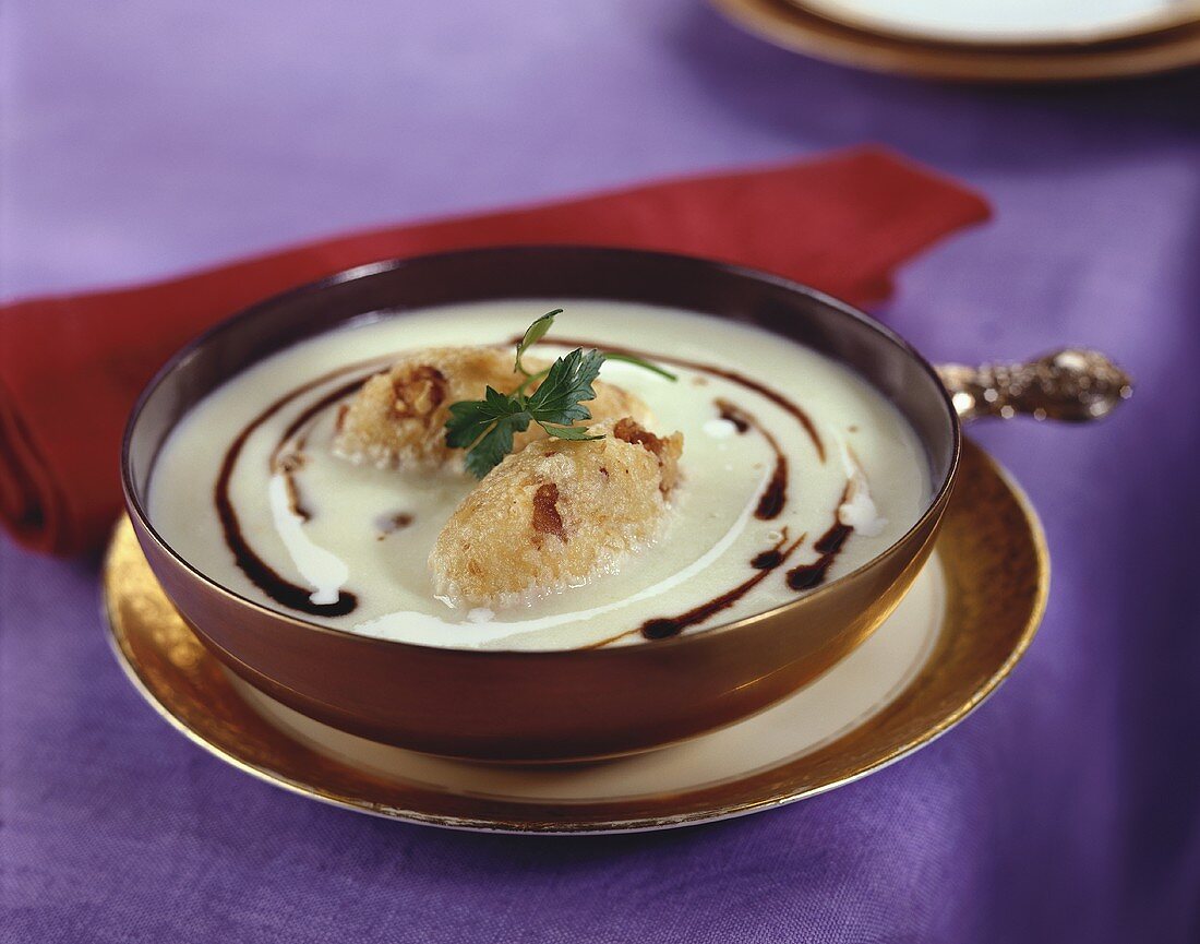 Krautsuppe mit Grammelklösschen