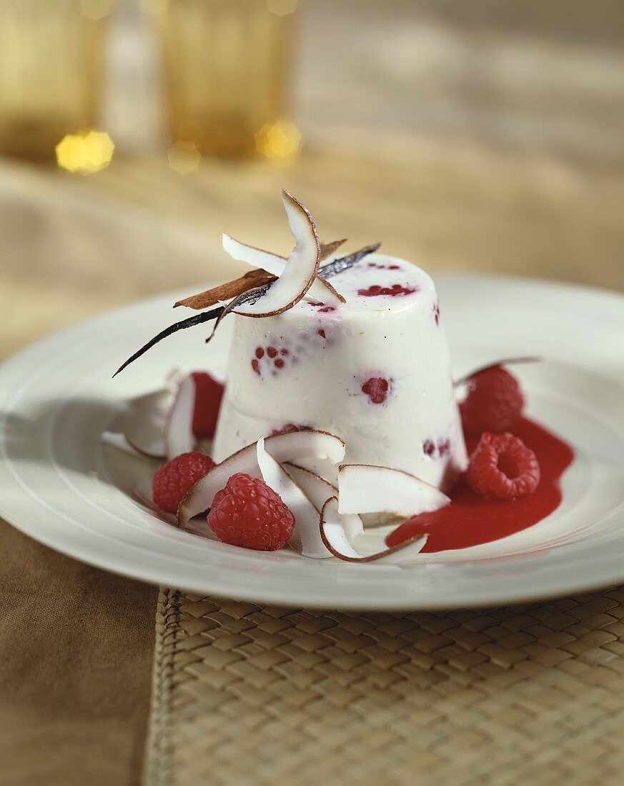 Panna Cotta mit Himbeeren und Kokosnuss