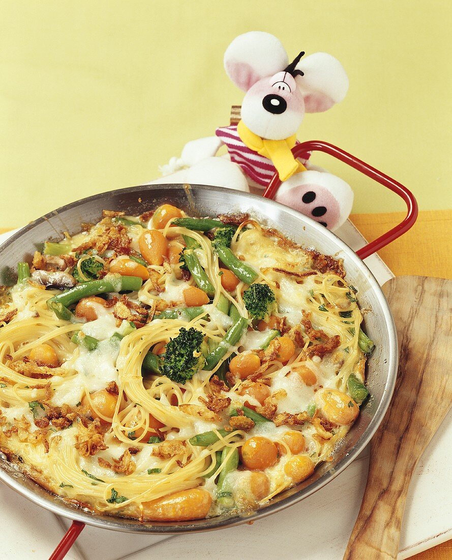 Pan-cooked spaghetti and vegetable dish for children