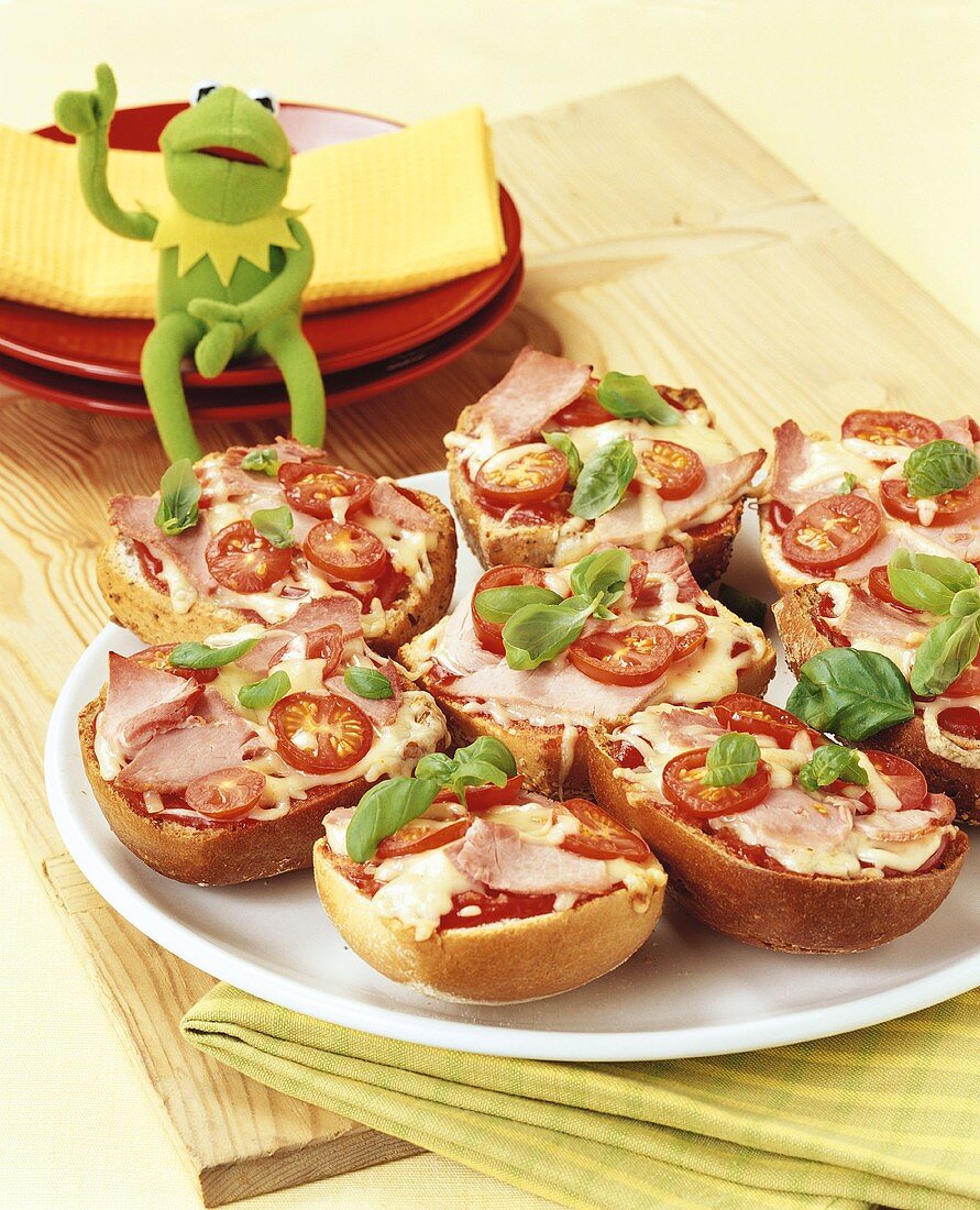 Ham, cheese and tomato pizza rolls for children