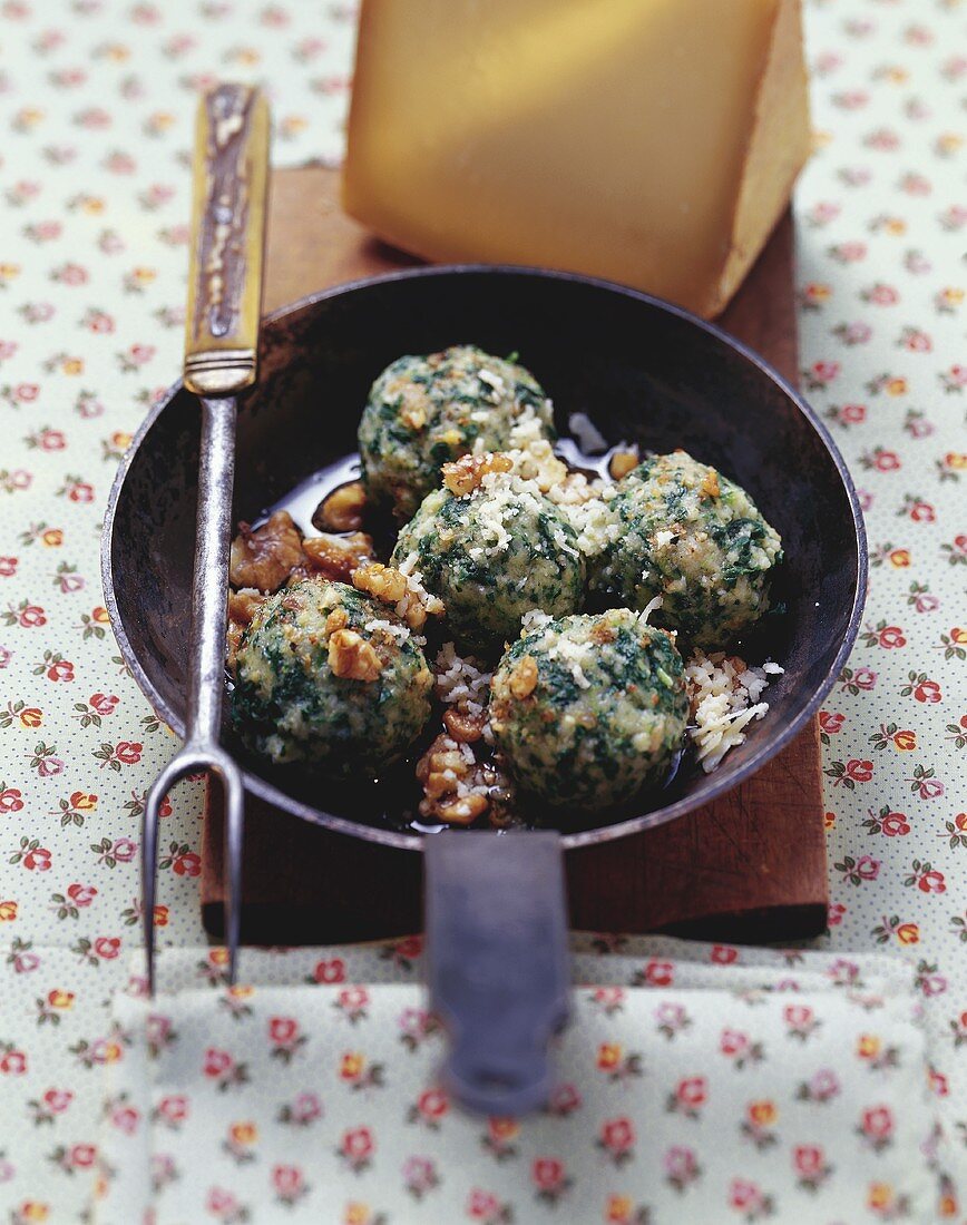 Canederli di spinaci con le noci (Spinach dumplings with nuts)