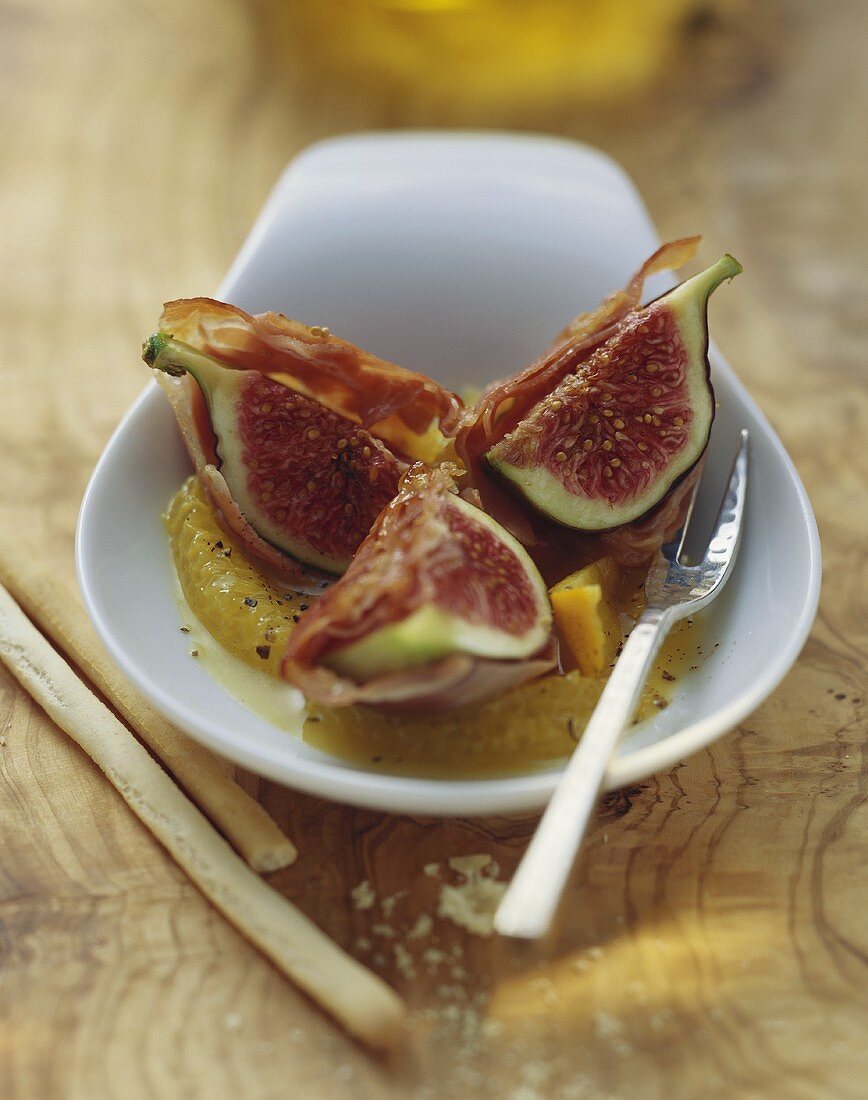 Feigen, in Serranoschinken gebraten, mit Orangenfilets