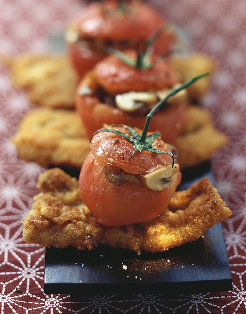 Gefüllte Tomaten mit Pilzen auf Speckschnitzeln