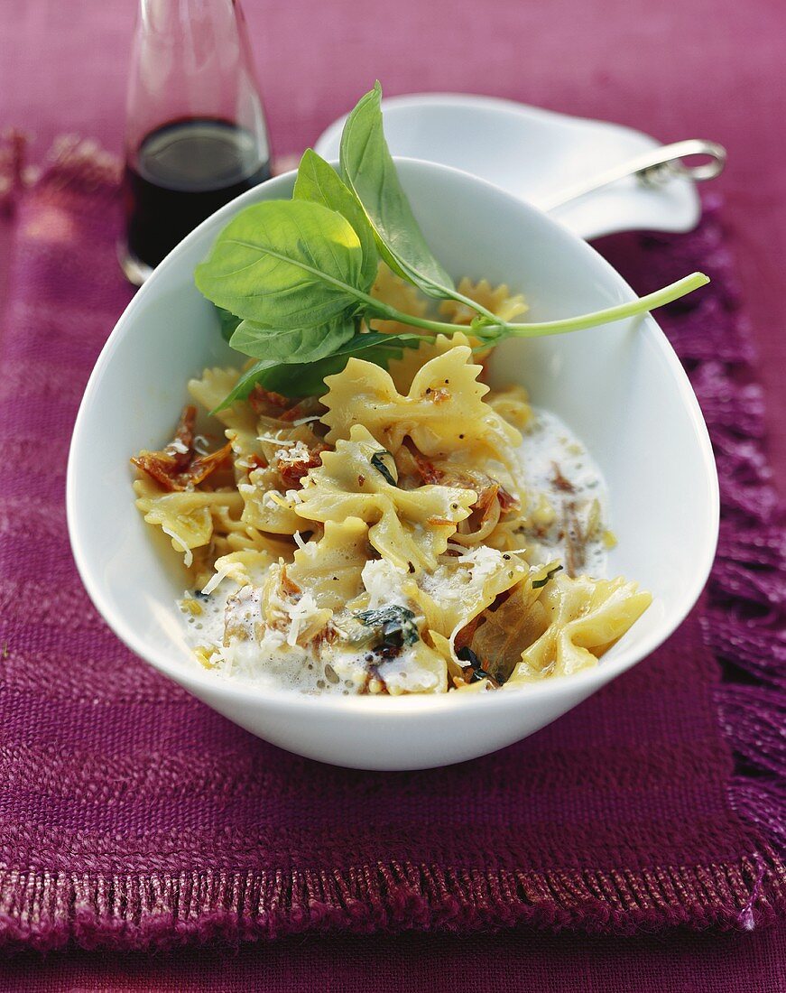 Farfalle with dried tomatoes