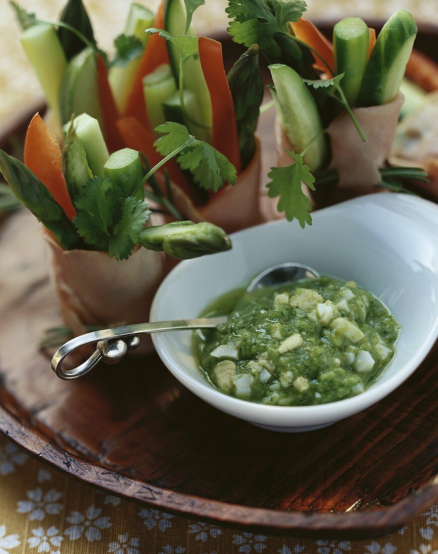 Kasslerröllchen mit Gemüsesticks und Salsa verde