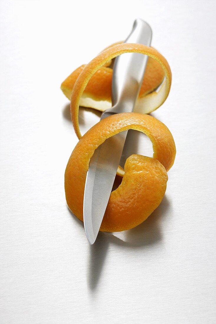 Spiralförmige Orangenschale mit Messer