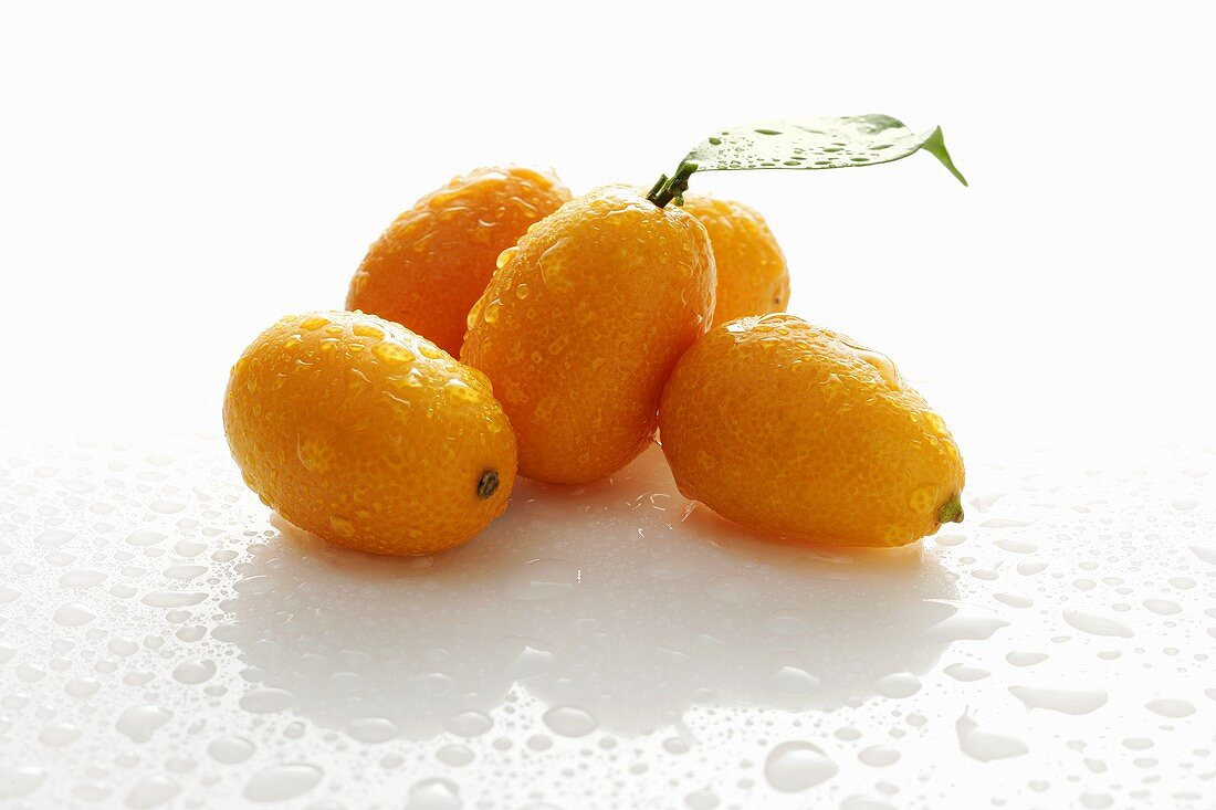 Kumquats mit Wassertropfen