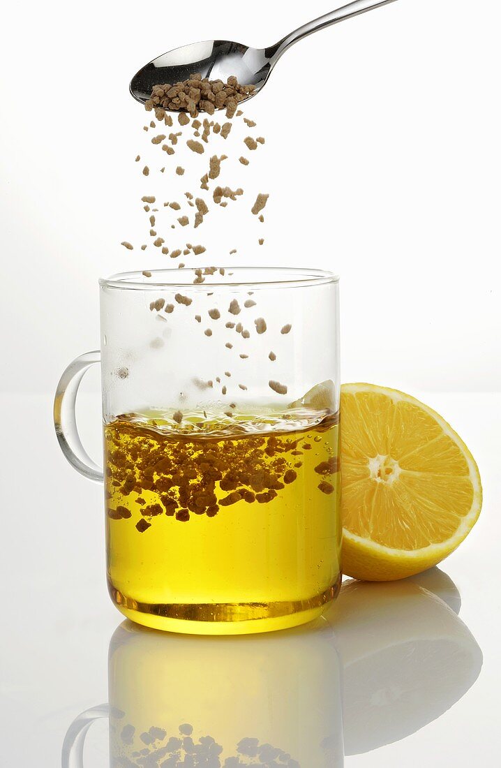 Zitronentee (Fertigprodukt) im Glas auflösen