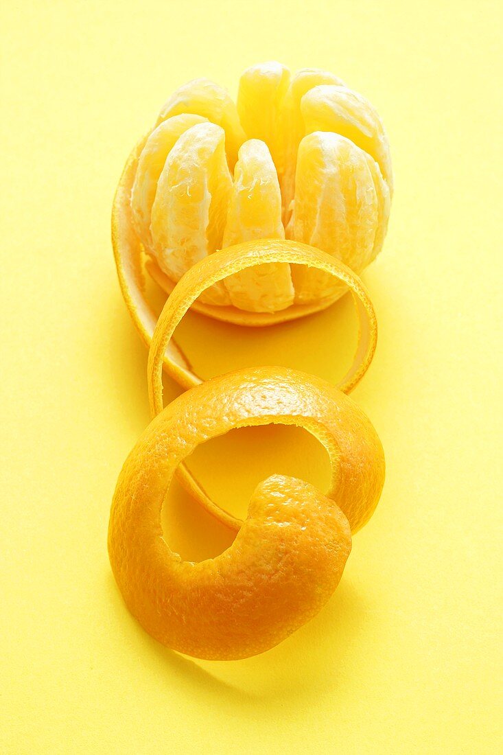 Orangenschale und aufgeschnittene Orange