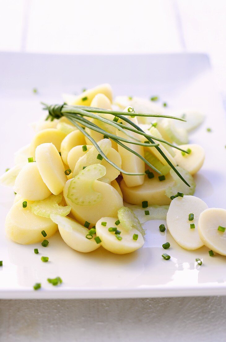 Kartoffelsalat mit Staudensellerie und Schnittlauch