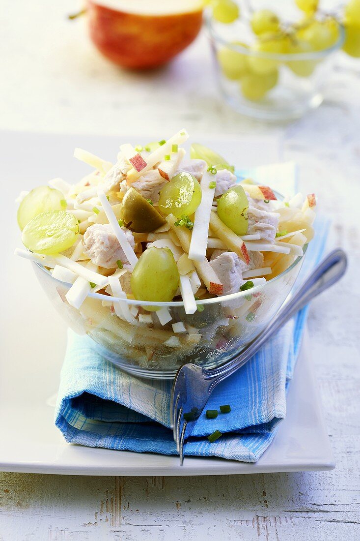 Geflügelsalat mit Obst in Glasschale