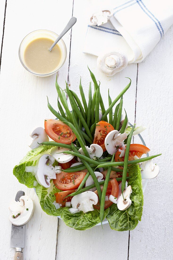 Salat mit grünen Bohnen, Champignons, Tomaten, Salatdressing