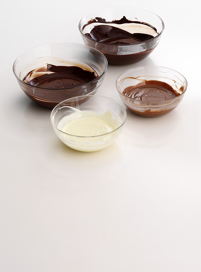 White and dark chocolate sauces
