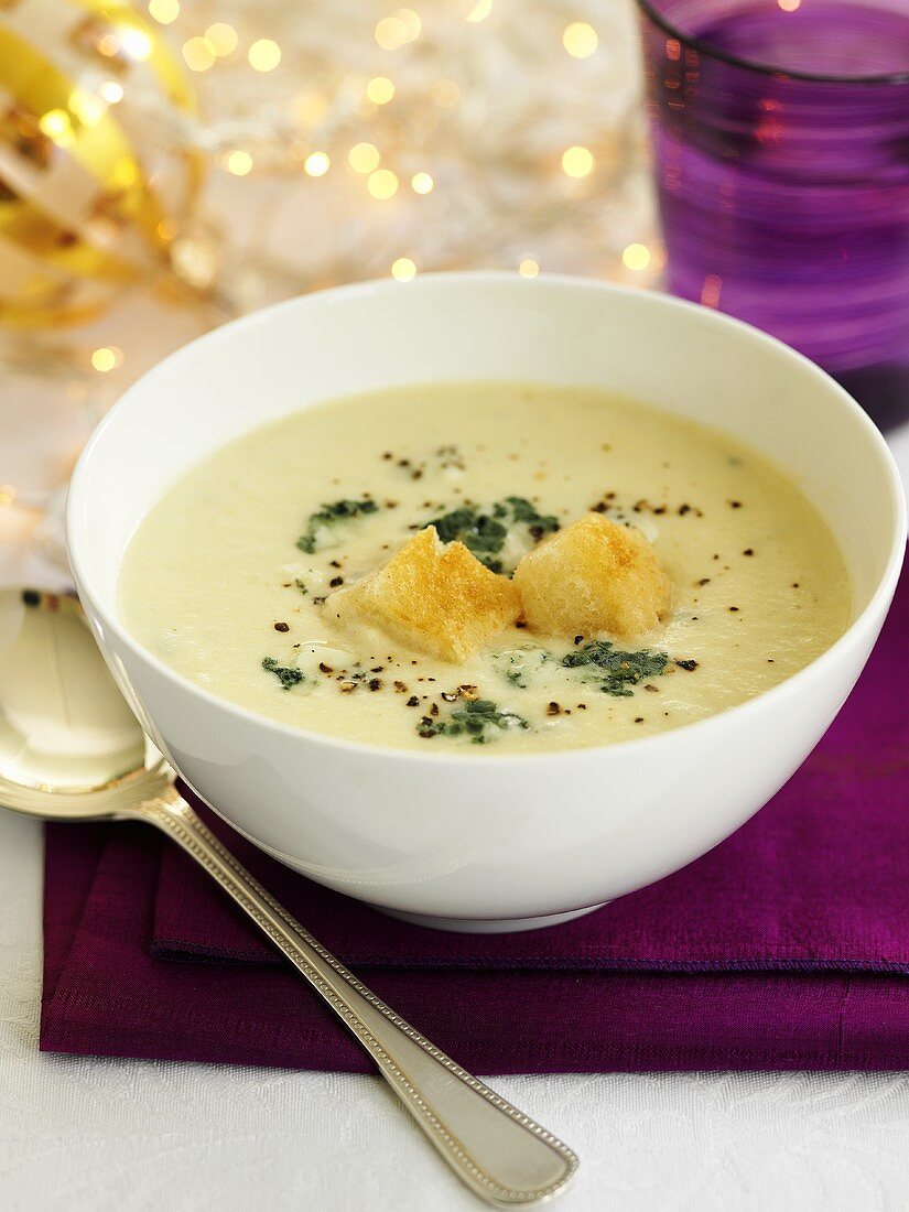 Blumenkohl-Roquefort-Suppe zu Weihnachten