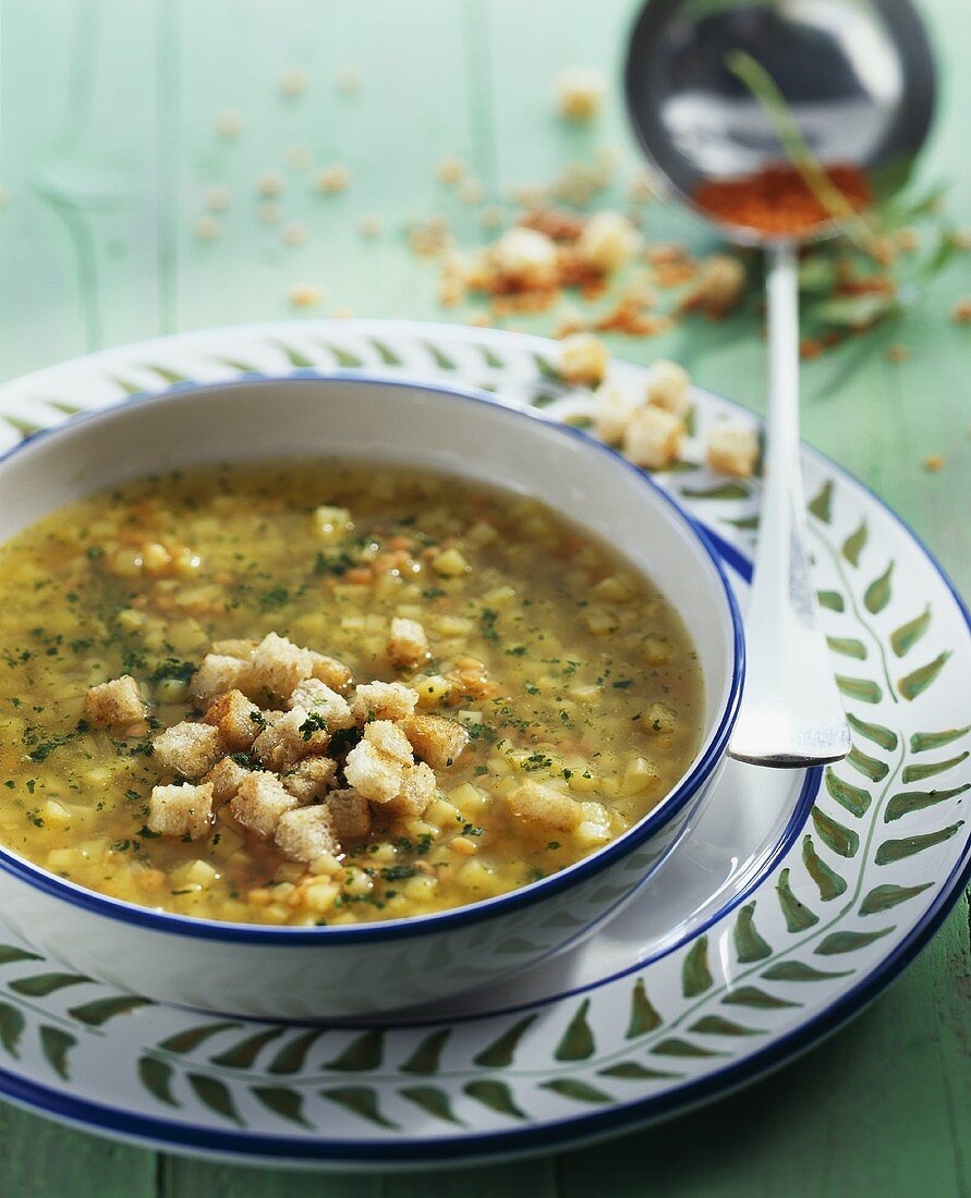 Pastinakensuppe mit roten Linsen und Croûtons