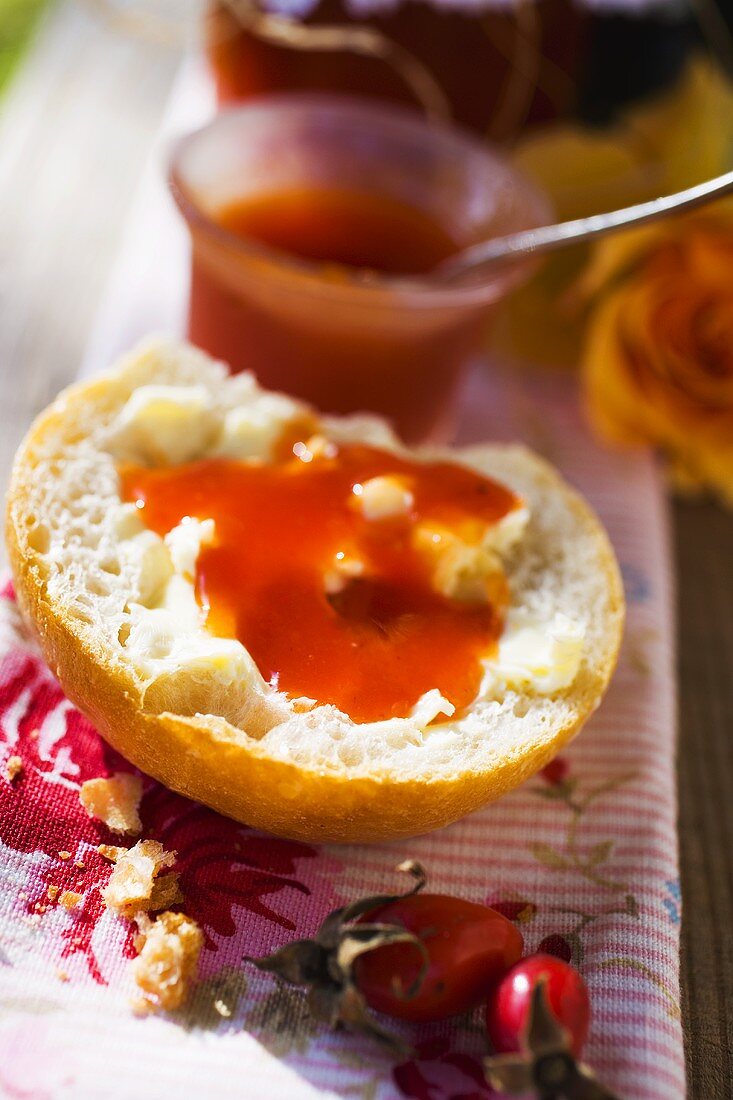 Brötchen mit Hagebuttenmarmelade