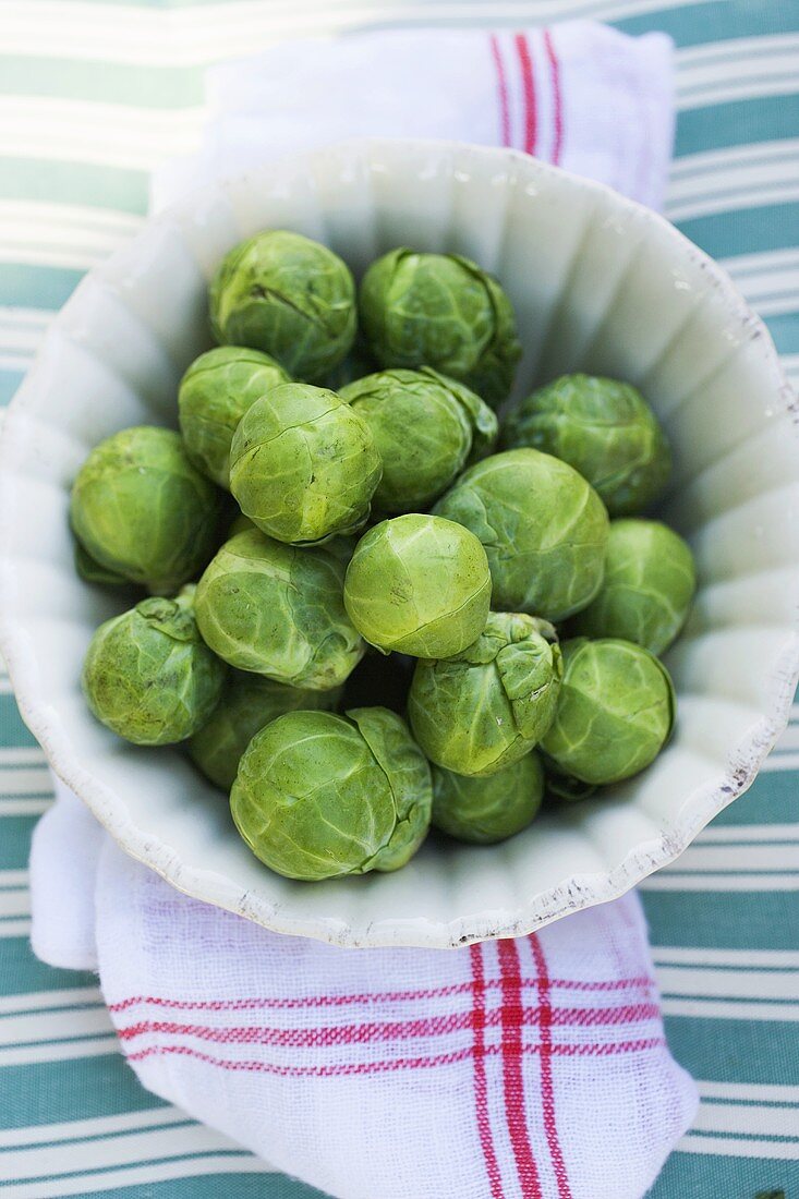 Rosenkohl in weisser Schüssel (Draufsicht)