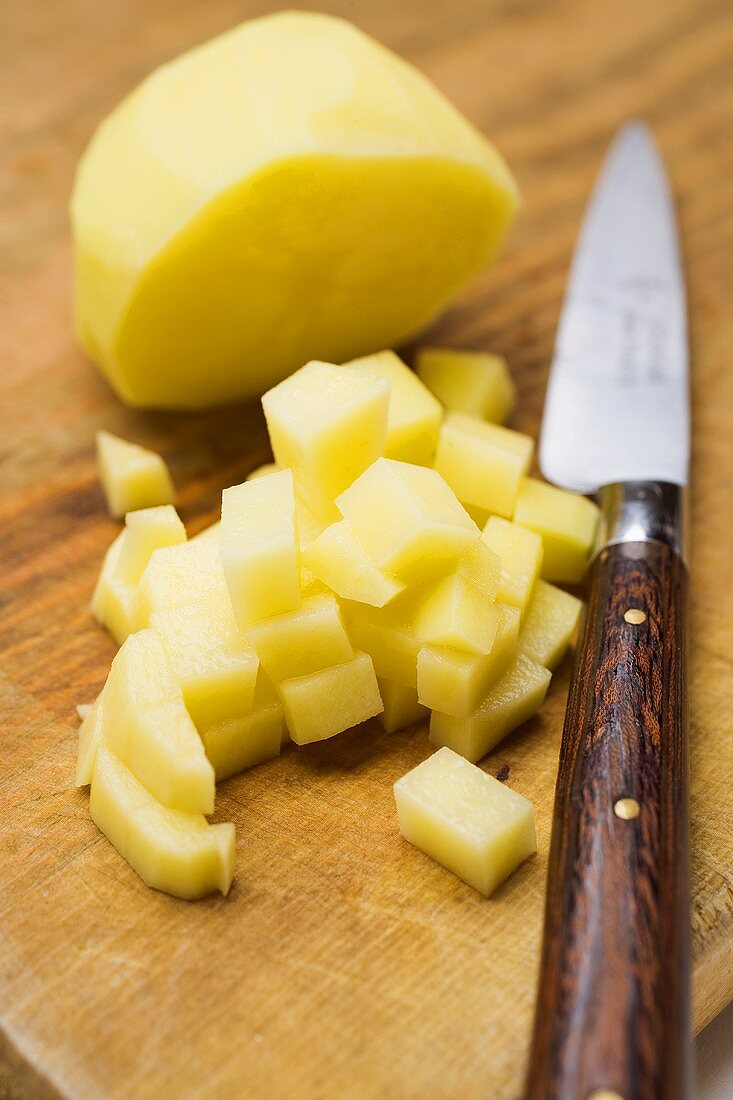 Geschälte Kartoffel, teilweise in Würfel geschnitten