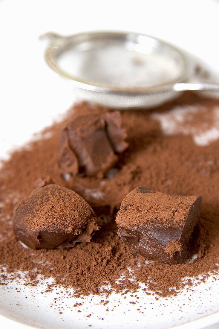 Schokoladentrüffel mit Kakaopulver