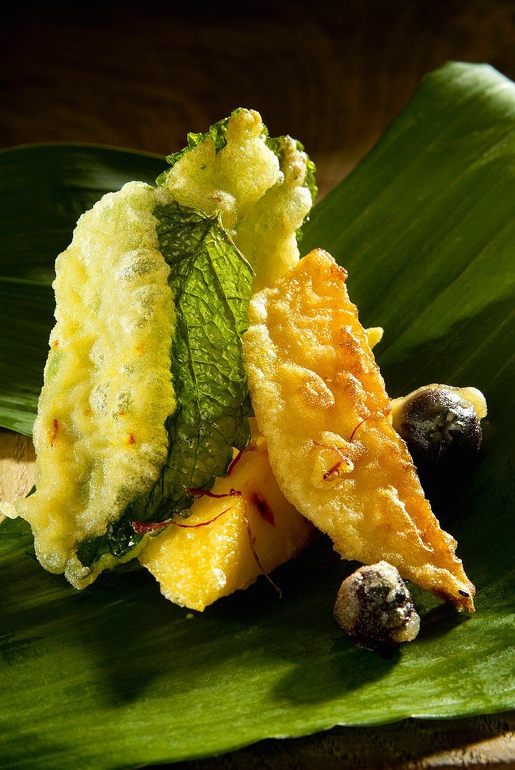 Früchte-Tempura mit Minze auf Bananenblatt