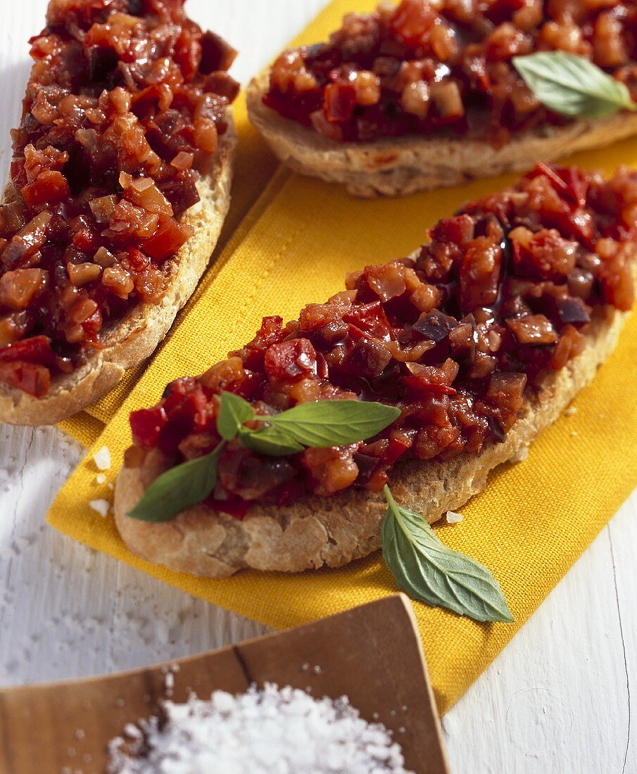 Bruschetta mit Tomaten und Auberginen