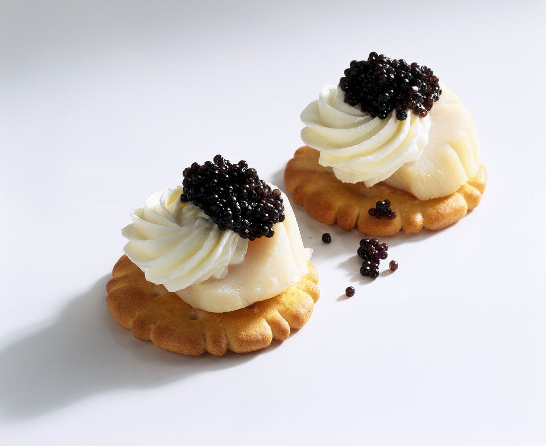 Scallops and caviar on crackers