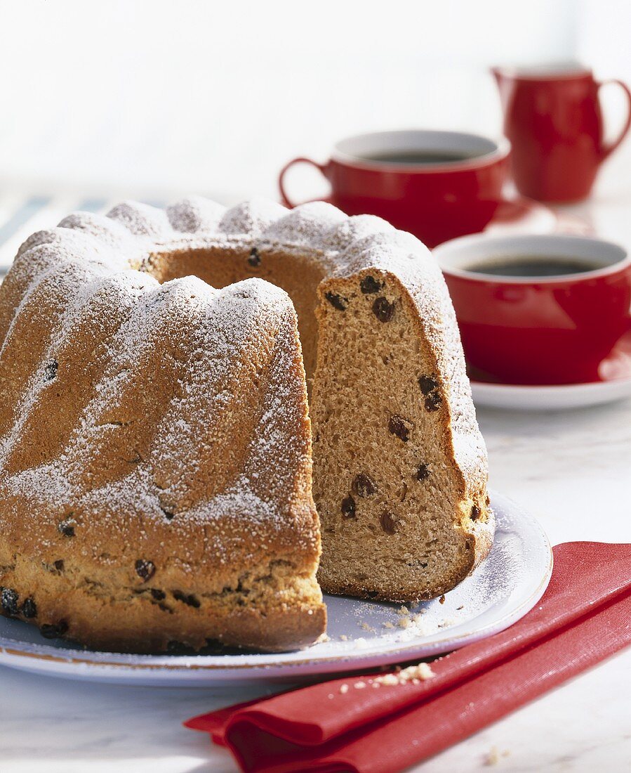 Dinkelgugelhupf mit Rosinen, angeschnitten