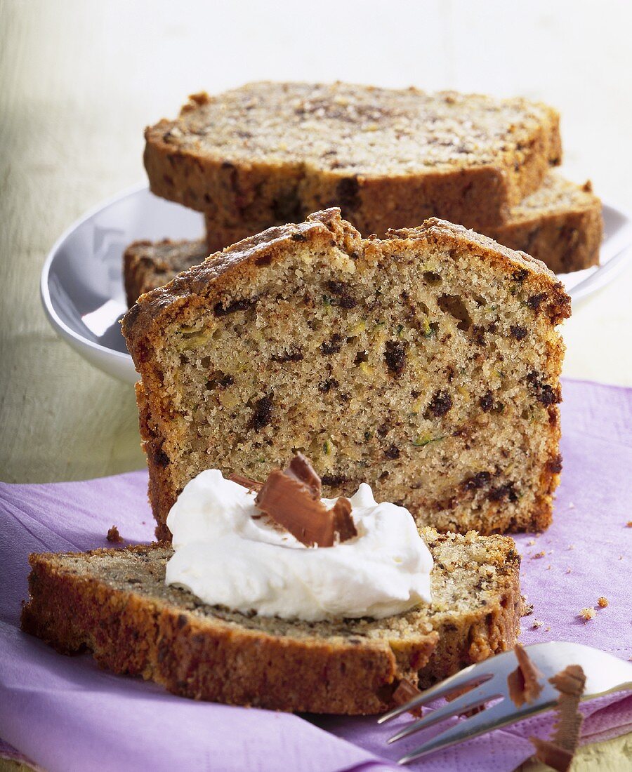 Zucchini-Schoko-Kuchen, in Scheiben geschnitten