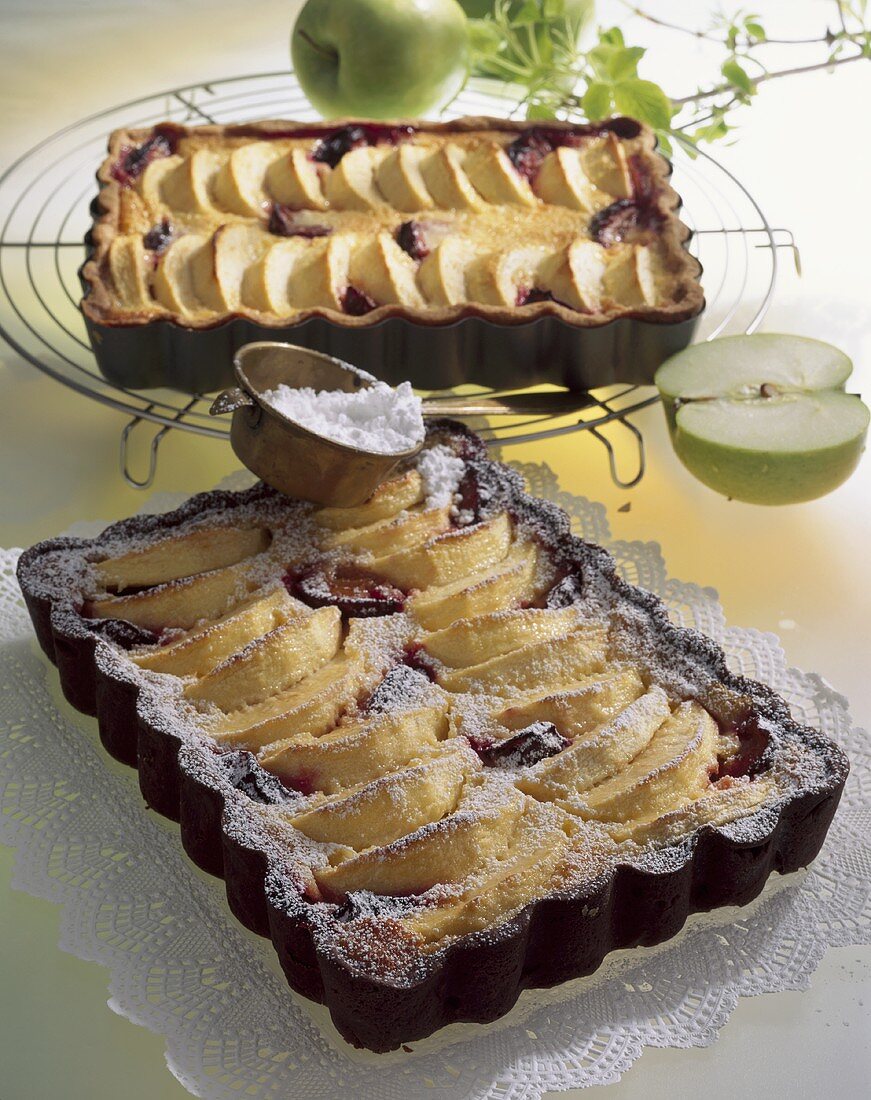 Apfel-Pflaumen-Kuchen mit Puderzucker