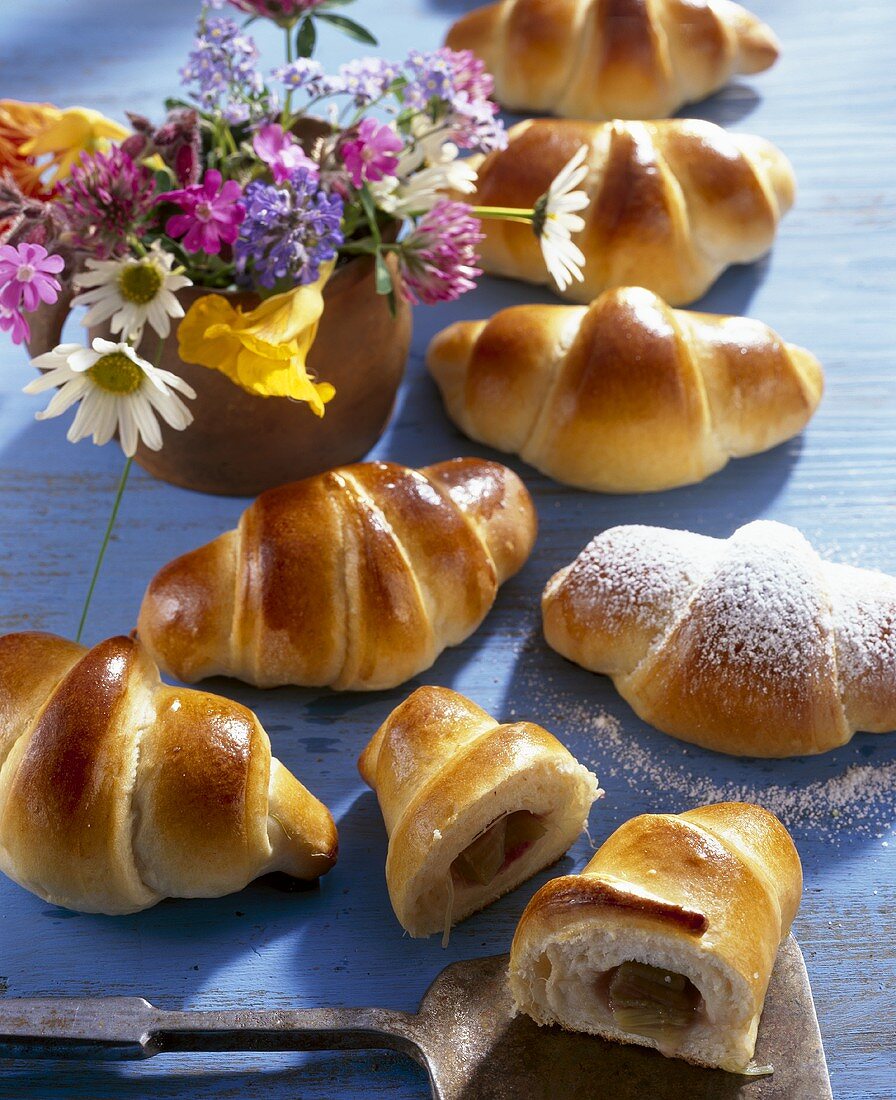 Hörnchen mit Rhabarberfüllung