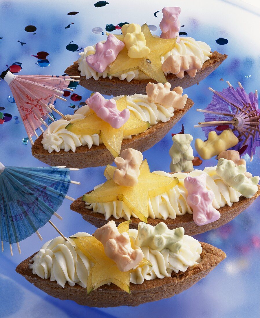 Pastry boats with gummy bears & mascarpone for child's birthday
