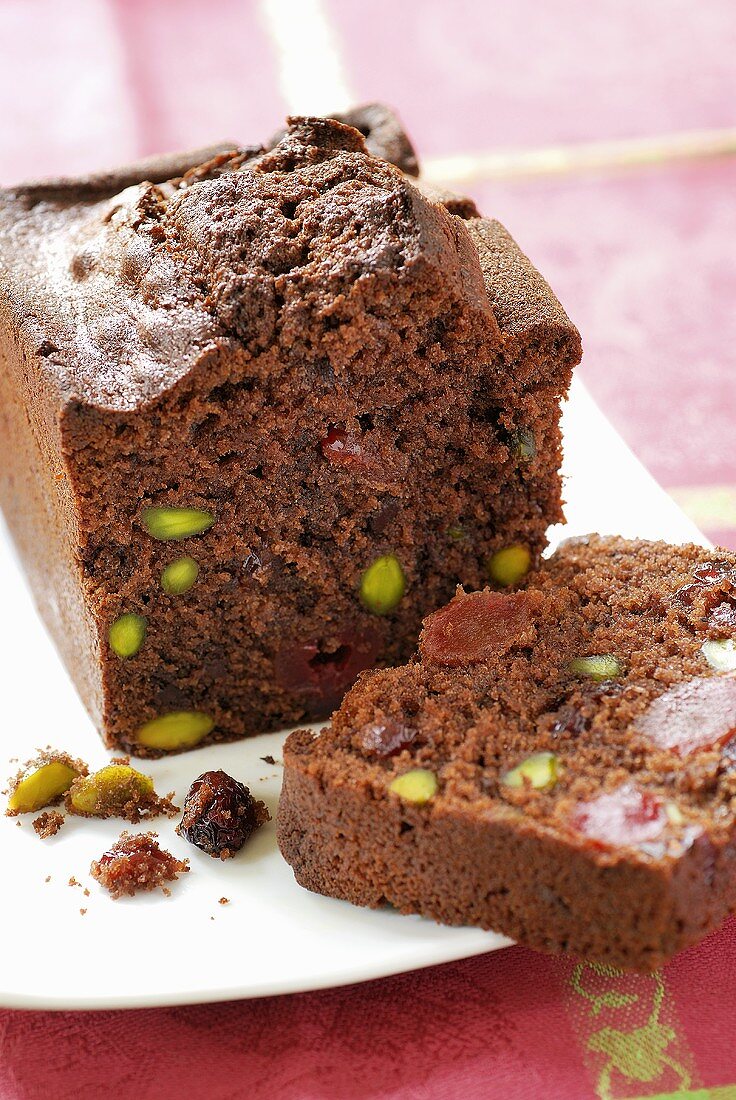 Schokoladenkuchen mit Pistazien und Früchten