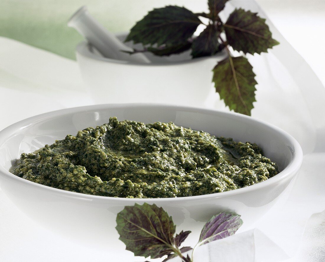 Pesto alla genovese (Basilikumpesto in weisser Schale)