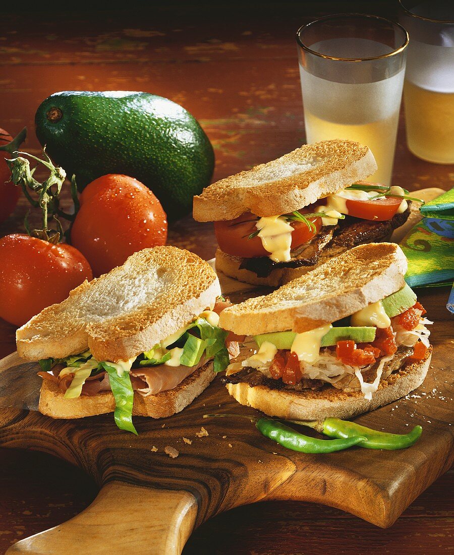 Drei verschiedene Sandwiches mit Avocado, Fleisch (Mexiko)