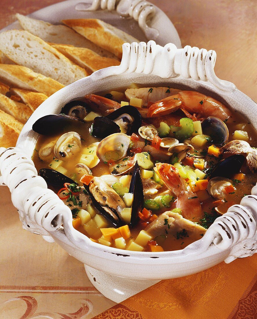 Fischsuppe mit Meeresfrüchten und Gemüse, Weißbrot