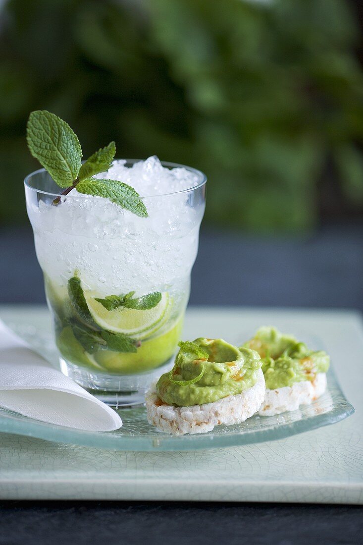 Mojito and rice crackers with guacamole