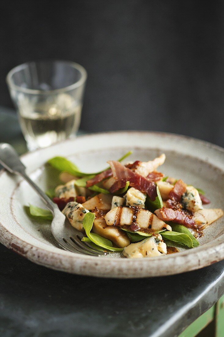 Blattsalat mit Birnen, Stilton und Bacon