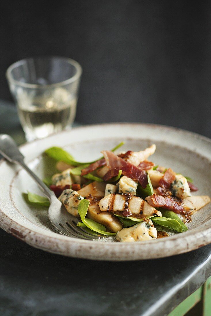 Salad leaves with pears, Stilton and bacon